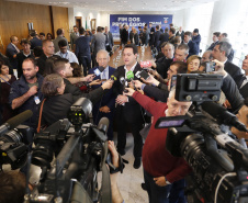 A Proposta de Emenda Constitucional (PEC) que põe fim à aposentadoria vitalícia de governadores será promulgada nesta quarta-feira (29) em solenidade, no Palácio Iguaçu pelo governador Carlos Massa Ratinho Junior. Participaram: presidente da Assembleia Legislativa, dep. Ademar Traiano e vários deputados estaduais.Curitiba, 29-05-19.Foto: Arnaldo Alves / ANPr.