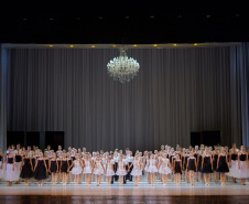 A Escola de Dança Teatro Guaíra apresenta em junho a Mostra EDTG - Poesia do Gesto, que leva ao público trabalhos coreográficos da Cia. Jovem Teatro Guaíra, com trechos de clássicos como A Filha do Faraó e La Fille Mal Gardée e também coreografias autorais da escola. As apresentações são gratuitas e acontecem de 7 a 9 de junho, no Guairinha.
Curitiba, 29/05/2019