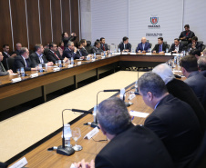 Representantes do Governo do Estado se reuniram nesta quarta-feira (29) com os deputados da base de apoio para apresentar a primeira versão do Banco de Projetos, que vai destinar R$ 375 milhões para licitar projetos executivos de grandes obras estruturais em todas as regiões do Estado. O chefe da Casa Civil, Guto Silva, coordenou a reunião  -  Curitiba, 29/05/2019  -  Foto: José Fernando Ogura/ANPr