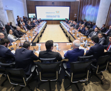 Representantes do Governo do Estado se reuniram nesta quarta-feira (29) com os deputados da base de apoio para apresentar a primeira versão do Banco de Projetos, que vai destinar R$ 375 milhões para licitar projetos executivos de grandes obras estruturais em todas as regiões do Estado. O chefe da Casa Civil, Guto Silva, coordenou a reunião  -  Curitiba, 29/05/2019  -  Foto: José Fernando Ogura/ANPr