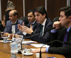 Representantes do Governo do Estado se reuniram nesta quarta-feira (29) com os deputados da base de apoio para apresentar a primeira versão do Banco de Projetos, que vai destinar R$ 375 milhões para licitar projetos executivos de grandes obras estruturais em todas as regiões do Estado. O chefe da Casa Civil, Guto Silva, coordenou a reunião  -  Curitiba, 29/05/2019  -  Foto: José Fernando Ogura/ANPr