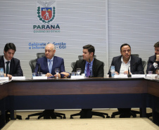 Representantes do Governo do Estado se reuniram nesta quarta-feira (29) com os deputados da base de apoio para apresentar a primeira versão do Banco de Projetos, que vai destinar R$ 375 milhões para licitar projetos executivos de grandes obras estruturais em todas as regiões do Estado. O chefe da Casa Civil, Guto Silva, coordenou a reunião  -  Curitiba, 29/05/2019  -  Foto: José Fernando Ogura/ANPr