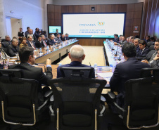 Representantes do Governo do Estado se reuniram nesta quarta-feira (29) com os deputados da base de apoio para apresentar a primeira versão do Banco de Projetos, que vai destinar R$ 375 milhões para licitar projetos executivos de grandes obras estruturais em todas as regiões do Estado. O chefe da Casa Civil, Guto Silva, coordenou a reunião  -  Curitiba, 29/05/2019  -  Foto: José Fernando Ogura/ANPr