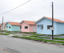 Dezessete famílias de Paranaguá receberam nesta quarta-feira (29) as chaves da casa própria. A partir de agora elas residem no Moradias Porto Seguro I, empreendimento que recebeu cerca de R$ 1,2 milhão de investimento, recursos financiados pelo Governo do Estado, por meio da Companhia de Habitação do Paraná (Cohapar). Foto:Bianca Breus / Cohapar