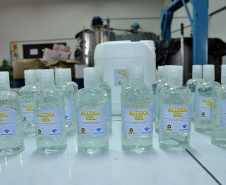 Desde 2008, a Agência de Inovação Tecnológica da
Unicentro (Novatec) utiliza bebidas como vinho, cerveja, vodka e licor como matéria-
prima para a produção de álcool etílico (líquido e em gel), usado para higienização e
limpeza. Foto: Chuniti Kawamura - Arquivo/ANPr