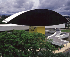 Quem visitar o Museu Oscar Niemeyer neste domingo (02/06) poderá conferir as 14 exposições em cartaz e também participar de oficinas de arte gratuitas. Foto: Leonardo Finotti/MON