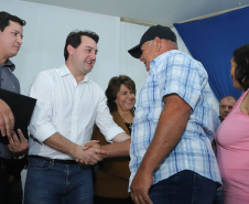 Cinquenta e seis famílias de produtores rurais ocupantes de terras pertencentes ao Estado (devolutas) em Pitanga e Boa Ventura do São Roque, no Centro do Paraná, receberam nesta sexta-feira (7) os títulos de propriedade de seus imóveis. Aguardado há anos pelas famílias, o documento de regularização das terras foi entregue em encontro com o governador Carlos Massa Ratinho Junior, realizado em Pitanga. Foto: Rodrigo Felix Leal/ANPr