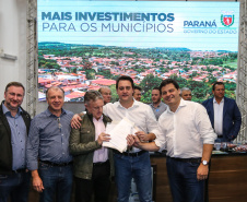 Governador Carlos Massa Ratinho Junior se reúne em Irati com os prefeitos do Centro-Sul do Paraná, e repassa recursos para investimentos em diversos municípios da região. O secretário do Desenvolvimento Urbano e Obras Públicas, João Carlos Ortega, também participa do encontro.  -  Irati, 07/06/2019  -  Foto: Geraldo Bubniak/ANPr