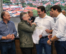 Governador Carlos Massa Ratinho Junior se reúne em Irati com os prefeitos do Centro-Sul do Paraná, e repassa recursos para investimentos em diversos municípios da região. O secretário do Desenvolvimento Urbano e Obras Públicas, João Carlos Ortega, também participa do encontro.  -  Irati, 07/06/2019  -  Foto: Geraldo Bubniak/ANPr