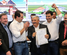 Governador Carlos Massa Ratinho Junior se reúne em Irati com os prefeitos do Centro-Sul do Paraná, e repassa recursos para investimentos em diversos municípios da região. O secretário do Desenvolvimento Urbano e Obras Públicas, João Carlos Ortega, também participa do encontro.  -  Irati, 07/06/2019  -  Foto: Geraldo Bubniak/ANPr