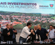 Governador Carlos Massa Ratinho Junior se reúne em Irati com os prefeitos do Centro-Sul do Paraná, e repassa recursos para investimentos em diversos municípios da região. O secretário do Desenvolvimento Urbano e Obras Públicas, João Carlos Ortega, também participa do encontro.  -  Irati, 07/06/2019  -  Foto: Geraldo Bubniak/ANPr