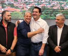 Governador Carlos Massa Ratinho Junior se reúne em Irati com os prefeitos do Centro-Sul do Paraná, e repassa recursos para investimentos em diversos municípios da região. O secretário do Desenvolvimento Urbano e Obras Públicas, João Carlos Ortega, também participa do encontro.  -  Irati, 07/06/2019  -  Foto: Geraldo Bubniak/ANPr