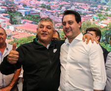 Governador Carlos Massa Ratinho Junior se reúne em Irati com os prefeitos do Centro-Sul do Paraná, e repassa recursos para investimentos em diversos municípios da região. O secretário do Desenvolvimento Urbano e Obras Públicas, João Carlos Ortega, também participa do encontro.  -  Irati, 07/06/2019  -  Foto: Geraldo NBubniak/ANPr