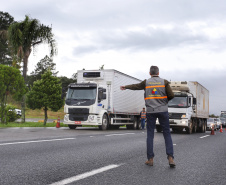 O balanço da Operação Integrada promovida pela Receita Estadual no fim de maio resultou em R$ 1,4 milhão em autos de infração. Autopeças, pneus e material de construção foram os principais itens identificados com alguma irregularidade tributária, representando 34,58% e um prejuízo para o Estado que chegaria a R$ 463 mil. Foto: José Fernando Ogura/ANPr - 