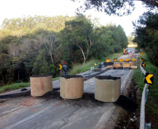 O Departamento de Estradas de Rodagem do Paraná (DER/PR) alerta que a PR-340 continua totalmente interditada no trecho que vai do entroncamento com a BR-153 até o trevo da PR-160, entre os municípios de Tibagi e Telêmaco Borba, na região dos Campos Gerais.  Foto: Divulgação DER