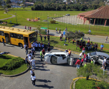 Um acidente de grandes proporções chamou a atenção de quem passou por um dos estacionamentos do Parque Barigui, em Curitiba, neste sábado (15)