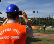 Um acidente de grandes proporções chamou a atenção de quem passou por um dos estacionamentos do Parque Barigui, em Curitiba, neste sábado (15)