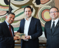 Governador Carlos Massa Ratinho Jr recebe o  embaixador de Bangladesh Zulfiqar Rahman. -  Curitiba,17/06/2019 Foto: Rodrigo Félix Leal/ANPr