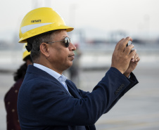 O embaixador de Bangladesh no Brasil, Zulfiqar Rahman, visitou o Porto de Paranaguá nesta terça-feira (18) com o objetivo de conhecer a estrutura e discutir a possibilidade de novos negócios entre o país asiático e os exportadores paranaenses.   -  Paranaguá, 18/06/2019  -  Foto: Cláudio Neves/Portos do Paraná