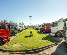 O movimento no Pátio de Triagem do Porto de Paranaguá, esta semana, passou dos três mil caminhões por dia. O volume é quase 67% maior que a média registrada normalmente, de até 2 mil veículos/dia, e resultado da boa fase do agronegócio brasileiro, principalmente no comércio de soja e milho.   -  Paranaguá, 19/06/2019  -  Foto: Cláudio Neves/Portos do Paraná