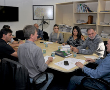 O comitê gestor do programa de Residência Técnica em Engenharia e Gestão Ambiental se reuniu nesta terça-feira (25), na Superintendência Geral de Ciência, Tecnologia e Ensino Superior, para debater a segunda edição do projeto. Foram tratados assuntos como plano de aplicação, cronograma do programa, processo seletivo e quantidade de vagas. Foto: SETI