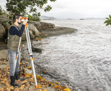 A empresa pública Portos do Paraná está fazendo o levantamento topográfico do terminal Público Barão de Tefé, localizado no município de Antonina. O estudo, uma iniciativa própria, pode servir de parâmetro para empresas que futuramente tenham interesse em investir na área.   -  Antonina, 26/06/2019  -  Foto: Cláudio Neves/Portos do Paraná