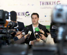 O governador Carlos Massa Ratinho Junior lançou nesta quinta-feira (27), em Foz do Iguaçu, durante o fórum internacional de inovação ThinkinG, o Paraná Inteligência Artificial (PIÁ). É o primeiro programa de inteligência artificial do Brasil focado na prestação de serviços à população. . Foto: Jaelson Lucas/ANPr