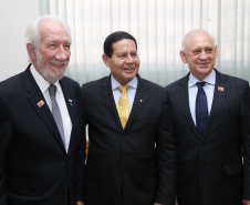 O governador Carlos Massa Ratinho Junior e o presidente em exercício Hamilton Mourão receberam nesta sexta-feira (28) a medalha Heróis da Cavalaria, da Polícia Montada Coronel Dulcídio. A condecoração foi entregue na cerimônia, em Curitiba, que comemora os 140 anos do regimento, que é a unidade mais antiga da Polícia Militar do Paraná.  -  Curitiba, 28/06/2019  -  Foto: José Fernando Ogura/ANPr