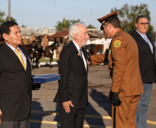 O governador Carlos Massa Ratinho Junior e o presidente em exercício Hamilton Mourão receberam nesta sexta-feira (28) a medalha Heróis da Cavalaria, da Polícia Montada Coronel Dulcídio. A condecoração foi entregue na cerimônia, em Curitiba, que comemora os 140 anos do regimento, que é a unidade mais antiga da Polícia Militar do Paraná.  -  Curitiba, 28/06/2019  -  Foto: José Fernando Ogura/ANPr