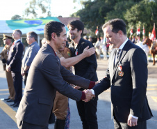 O governador Carlos Massa Ratinho Junior e o presidente em exercício Hamilton Mourão receberam nesta sexta-feira (28) a medalha Heróis da Cavalaria, da Polícia Montada Coronel Dulcídio. A condecoração foi entregue na cerimônia, em Curitiba, que comemora os 140 anos do regimento, que é a unidade mais antiga da Polícia Militar do Paraná.  -  Curitiba, 28/06/2019  -  Foto: José Fernando Ogura/ANPr