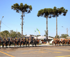 O governador Carlos Massa Ratinho Junior e o presidente em exercício Hamilton Mourão receberam nesta sexta-feira (28) a medalha Heróis da Cavalaria, da Polícia Montada Coronel Dulcídio. A condecoração foi entregue na cerimônia, em Curitiba, que comemora os 140 anos do regimento, que é a unidade mais antiga da Polícia Militar do Paraná.  -  Curitiba, 28/06/2019  -  Foto: José Fernando Ogura/ANPr