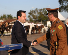 O governador Carlos Massa Ratinho Junior e o presidente em exercício Hamilton Mourão receberam nesta sexta-feira (28) a medalha Heróis da Cavalaria, da Polícia Montada Coronel Dulcídio. A condecoração foi entregue na cerimônia, em Curitiba, que comemora os 140 anos do regimento, que é a unidade mais antiga da Polícia Militar do Paraná.  -  Curitiba, 28/06/2019  -  Foto: José Fernando Ogura/ANPr