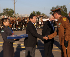 O governador Carlos Massa Ratinho Junior e o presidente em exercício Hamilton Mourão receberam nesta sexta-feira (28) a medalha Heróis da Cavalaria, da Polícia Montada Coronel Dulcídio. A condecoração foi entregue na cerimônia, em Curitiba, que comemora os 140 anos do regimento, que é a unidade mais antiga da Polícia Militar do Paraná.  -  Curitiba, 28/06/2019  -  Foto: José Fernando Ogura/ANPr