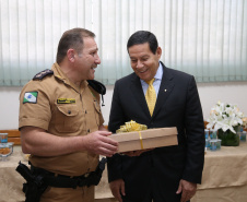 O governador Carlos Massa Ratinho Junior e o presidente em exercício Hamilton Mourão receberam nesta sexta-feira (28) a medalha Heróis da Cavalaria, da Polícia Montada Coronel Dulcídio. A condecoração foi entregue na cerimônia, em Curitiba, que comemora os 140 anos do regimento, que é a unidade mais antiga da Polícia Militar do Paraná.  -  Curitiba, 28/06/2019  -  Foto: José Fernando Ogura/ANPr