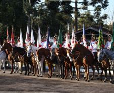 O governador Carlos Massa Ratinho Junior e o presidente em exercício Hamilton Mourão receberam nesta sexta-feira (28) a medalha Heróis da Cavalaria, da Polícia Montada Coronel Dulcídio. A condecoração foi entregue na cerimônia, em Curitiba, que comemora os 140 anos do regimento, que é a unidade mais antiga da Polícia Militar do Paraná.  -  Curitiba, 28/06/2019  -  Foto: José Fernando Ogura/ANPr