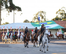 O governador Carlos Massa Ratinho Junior e o presidente em exercício Hamilton Mourão receberam nesta sexta-feira (28) a medalha Heróis da Cavalaria, da Polícia Montada Coronel Dulcídio. A condecoração foi entregue na cerimônia, em Curitiba, que comemora os 140 anos do regimento, que é a unidade mais antiga da Polícia Militar do Paraná.  -  Curitiba, 28/06/2019  -  Foto: José Fernando Ogura/ANPr