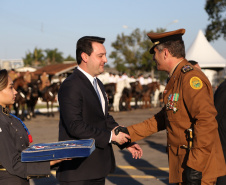 O governador Carlos Massa Ratinho Junior e o presidente em exercício Hamilton Mourão receberam nesta sexta-feira (28) a medalha Heróis da Cavalaria, da Polícia Montada Coronel Dulcídio. A condecoração foi entregue na cerimônia, em Curitiba, que comemora os 140 anos do regimento, que é a unidade mais antiga da Polícia Militar do Paraná.  -  Curitiba, 28/06/2019  -  Foto: José Fernando Ogura/ANPr