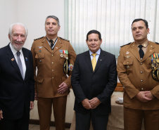 O governador Carlos Massa Ratinho Junior e o presidente em exercício Hamilton Mourão receberam nesta sexta-feira (28) a medalha Heróis da Cavalaria, da Polícia Montada Coronel Dulcídio. A condecoração foi entregue na cerimônia, em Curitiba, que comemora os 140 anos do regimento, que é a unidade mais antiga da Polícia Militar do Paraná.  -  Curitiba, 28/06/2019  -  Foto: José Fernando Ogura/ANPr