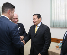 O governador Carlos Massa Ratinho Junior e o presidente em exercício Hamilton Mourão receberam nesta sexta-feira (28) a medalha Heróis da Cavalaria, da Polícia Montada Coronel Dulcídio. A condecoração foi entregue na cerimônia, em Curitiba, que comemora os 140 anos do regimento, que é a unidade mais antiga da Polícia Militar do Paraná.  -  Curitiba, 28/06/2019  -  Foto: José Fernando Ogura/ANPr