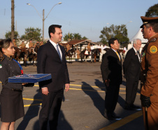 O governador Carlos Massa Ratinho Junior e o presidente em exercício Hamilton Mourão receberam nesta sexta-feira (28) a medalha Heróis da Cavalaria, da Polícia Montada Coronel Dulcídio. A condecoração foi entregue na cerimônia, em Curitiba, que comemora os 140 anos do regimento, que é a unidade mais antiga da Polícia Militar do Paraná.  -  Curitiba, 28/06/2019  -  Foto: José Fernando Ogura/ANPr