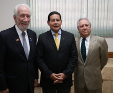 O governador Carlos Massa Ratinho Junior e o presidente em exercício Hamilton Mourão receberam nesta sexta-feira (28) a medalha Heróis da Cavalaria, da Polícia Montada Coronel Dulcídio. A condecoração foi entregue na cerimônia, em Curitiba, que comemora os 140 anos do regimento, que é a unidade mais antiga da Polícia Militar do Paraná.  -  Curitiba, 28/06/2019  -  Foto: José Fernando Ogura/ANPr