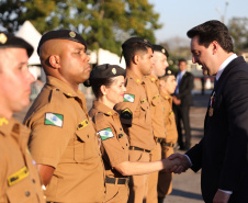 O governador Carlos Massa Ratinho Junior e o presidente em exercício Hamilton Mourão receberam nesta sexta-feira (28) a medalha Heróis da Cavalaria, da Polícia Montada Coronel Dulcídio. A condecoração foi entregue na cerimônia, em Curitiba, que comemora os 140 anos do regimento, que é a unidade mais antiga da Polícia Militar do Paraná.  -  Curitiba, 28/06/2019  -  Foto: José Fernando Ogura/ANPr