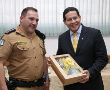 O governador Carlos Massa Ratinho Junior e o presidente em exercício Hamilton Mourão receberam nesta sexta-feira (28) a medalha Heróis da Cavalaria, da Polícia Montada Coronel Dulcídio. A condecoração foi entregue na cerimônia, em Curitiba, que comemora os 140 anos do regimento, que é a unidade mais antiga da Polícia Militar do Paraná.  -  Curitiba, 28/06/2019  -  Foto: José Fernando Ogura/ANPr