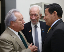 O governador Carlos Massa Ratinho Junior e o presidente em exercício Hamilton Mourão receberam nesta sexta-feira (28) a medalha Heróis da Cavalaria, da Polícia Montada Coronel Dulcídio. A condecoração foi entregue na cerimônia, em Curitiba, que comemora os 140 anos do regimento, que é a unidade mais antiga da Polícia Militar do Paraná.  -  Curitiba, 28/06/2019  -  Foto: José Fernando Ogura/ANPr