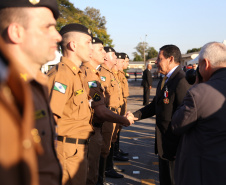 O governador Carlos Massa Ratinho Junior e o presidente em exercício Hamilton Mourão receberam nesta sexta-feira (28) a medalha Heróis da Cavalaria, da Polícia Montada Coronel Dulcídio. A condecoração foi entregue na cerimônia, em Curitiba, que comemora os 140 anos do regimento, que é a unidade mais antiga da Polícia Militar do Paraná.  -  Curitiba, 28/06/2019  -  Foto: José Fernando Ogura/ANPr