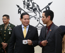 O governador Carlos Massa Ratinho Junior e o presidente em exercício Hamilton Mourão receberam nesta sexta-feira (28) a medalha Heróis da Cavalaria, da Polícia Montada Coronel Dulcídio. A condecoração foi entregue na cerimônia, em Curitiba, que comemora os 140 anos do regimento, que é a unidade mais antiga da Polícia Militar do Paraná.  -  Curitiba, 28/06/2019  -  Foto: José Fernando Ogura/ANPr