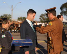 O governador Carlos Massa Ratinho Junior e o presidente em exercício Hamilton Mourão receberam nesta sexta-feira (28) a medalha Heróis da Cavalaria, da Polícia Montada Coronel Dulcídio. A condecoração foi entregue na cerimônia, em Curitiba, que comemora os 140 anos do regimento, que é a unidade mais antiga da Polícia Militar do Paraná.  -  Curitiba, 28/06/2019  -  Foto: José Fernando Ogura/ANPr