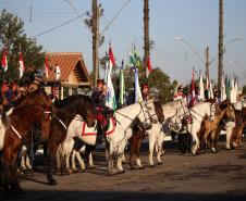 O governador Carlos Massa Ratinho Junior e o presidente em exercício Hamilton Mourão receberam nesta sexta-feira (28) a medalha Heróis da Cavalaria, da Polícia Montada Coronel Dulcídio. A condecoração foi entregue na cerimônia, em Curitiba, que comemora os 140 anos do regimento, que é a unidade mais antiga da Polícia Militar do Paraná.  -  Curitiba, 28/06/2019  -  Foto: José Fernando Ogura/ANPr