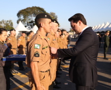 O governador Carlos Massa Ratinho Junior e o presidente em exercício Hamilton Mourão receberam nesta sexta-feira (28) a medalha Heróis da Cavalaria, da Polícia Montada Coronel Dulcídio. A condecoração foi entregue na cerimônia, em Curitiba, que comemora os 140 anos do regimento, que é a unidade mais antiga da Polícia Militar do Paraná.  -  Curitiba, 28/06/2019  -  Foto: José Fernando Ogura/ANPr