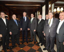 O governador Carlos Massa Ratinho Junior recebe de Nelson Hubner, presidente da AECIC, o título de Personalidade AECIC 2019.Curitiba, 01-07-19.Foto: Arnaldo Alves / ANPr.